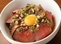 料理メニュー写真&nbsp;自家製ローストビーフ丼・鶏卵と玉ねぎ仕立てソース
