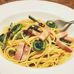 季節の野菜を使った燻製ベーコンとこごみのパスタ☆