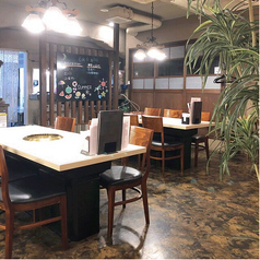 広々として落ち着いた雰囲気のテーブル席。気軽な飲み会・宴会にもおすすめ。