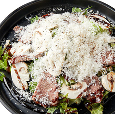 ローストビーフとマッシュルームのサラダバルサミコソースとたっぷりチーズ