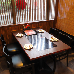 大きな窓から景色を眺められる、開放感抜群の窓際4名様用テーブル席を2卓ご用意しております！明るく心地よい和の空間で、自慢のお好み焼きを味わう至福のひとときを♪女子会やデートなどに大人気の特等席です◎