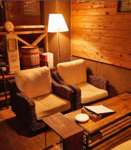 ウッド調で落ち着きある店内でお食事。キャンドルとソファーがゆったりとした雰囲気を醸し出します♪