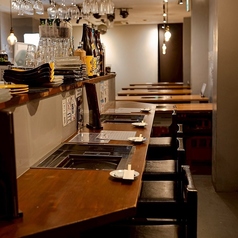 【カウンター席】お一人様も大歓迎！お仕事帰りなどお気軽にどうぞ！「今日は一人で美味しいお肉を堪能したい」そんな時も、ぜひ当店へ！落ち着いた雰囲気のカウンター席は、お一人様でも気兼ねなく過ごせる特等席です。お仕事帰りのサク飲みや、自分へのご褒美焼肉にご利用ください！