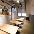 【お一人様でも気軽に楽しめる1名様用テーブル席】お一人様でも気兼ねなくご利用いただける1名様用テーブル席をご用意しております♪ゆったりとした空間で、読書をしながらお食事を楽しんだり、仕事帰りにサクッと一杯飲んだりするのにも最適です。