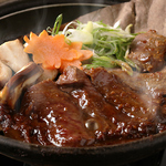 岐阜の郷土料理「飛騨牛の朴葉味噌焼き」。