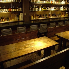 30名様より店舗丸ごとの貸切を承ります。木の温もりあふれる落ち着いた和の空間を独占して、周りを気にせず賑やかな宴のひとときをお過ごしいただけます。市場直送の鮮魚や店主こだわりの日替わり創作料理、そして種類豊富な本格焼酎とともに、上質な大人数宴会を。会社行事や打ち上げなど、特別な夜にぜひ。