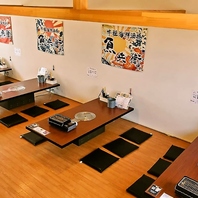 活気あふれる浜焼き体験を演出する、座卓配置と和の彩り