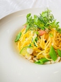 料理メニュー写真 白身魚のラグーソース 季節野菜のアーリオオーリオ