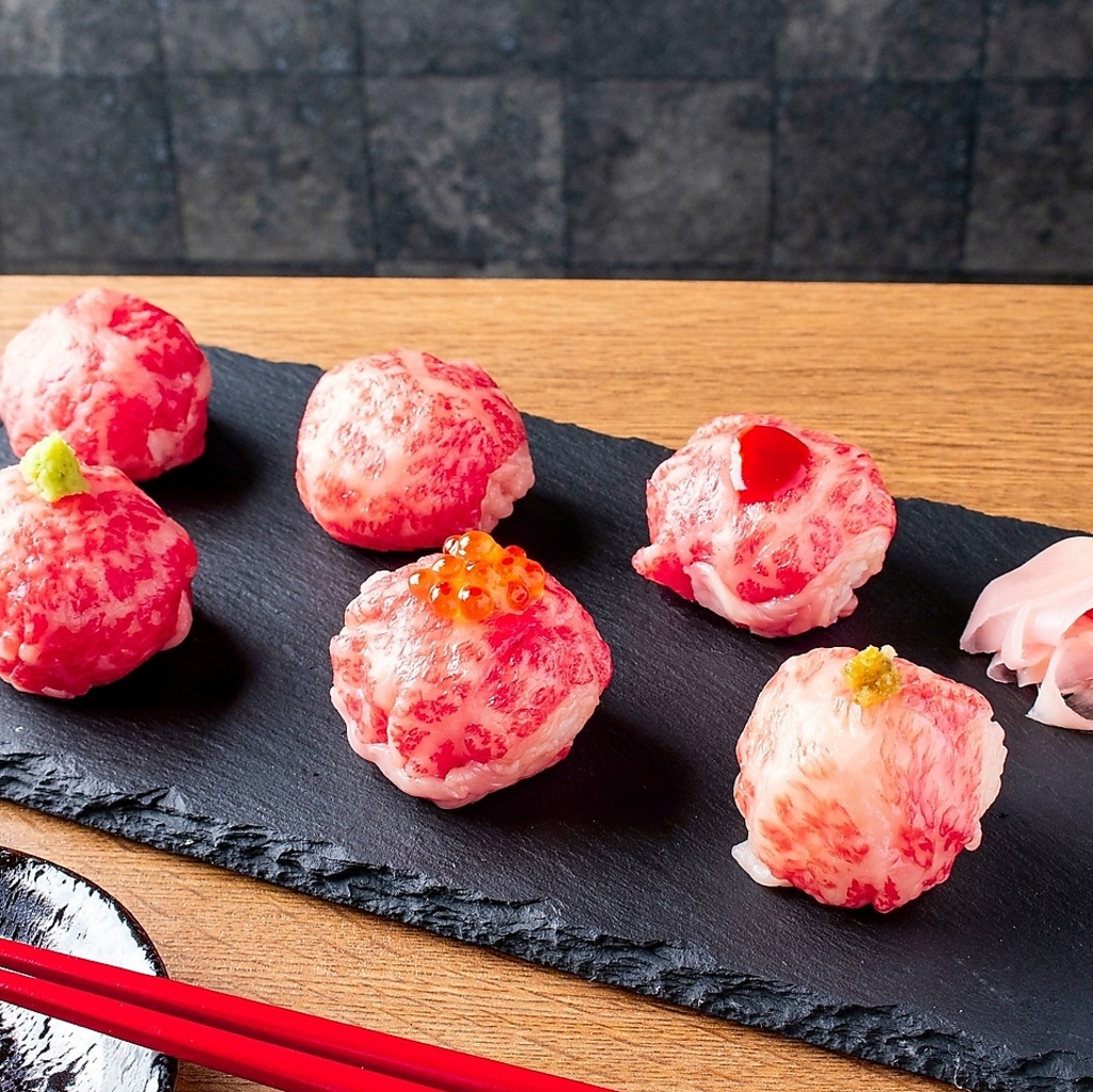 味は抜群♪目でも楽しめる、名物『和牛手毬肉寿司』は必食！