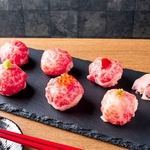 味は抜群♪目でも楽しめる、名物『和牛手毬肉寿司』は必食！