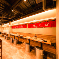 赤暖簾と昔懐かしい内装で非日常体験