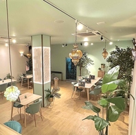 カフェエリアは明るく可愛い内装で雰囲気抜群な空間