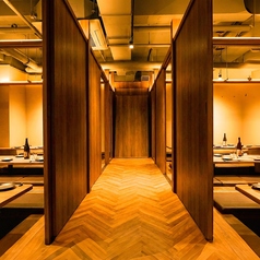 【扉付きの完全個室】当店は全席、扉付き完全個室をご用意しております。プライバシーが守られた空間で、ご家族やご友人、大切なお仲間とのお食事を心ゆくまでお楽しみいただけます。周囲を気にせず、プライベートなひとときをお過ごしください。