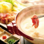 比内地鶏の旨味が凝縮された濃厚なスープ。新鮮な鶏肉を鍋に入れたら、口いっぱいに至福の味わいが♪