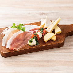 生ハムと4種チーズの盛合せ