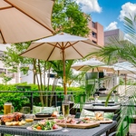 リゾート感あるテラス席はテーブル席、ベンチシート席、ソファー席などいろんなタイプの席があります