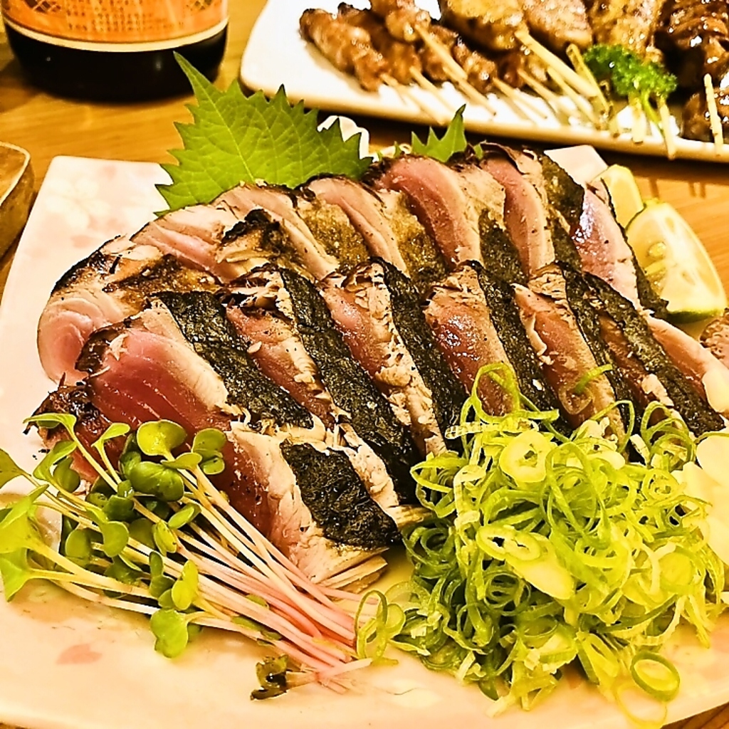 厳選した新鮮なかつをを惜しみなくたたきにてご提供！にんにくなどの薬味と一緒にご賞味ください◎