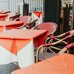 テラス席は全14席。ペット大歓迎！天候によりご希望に添えない可能性もございます。