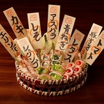 3時間かけて手仕込みしました！彩も鮮やかな「豚巻き野菜串」