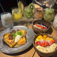 旬のフルーツを使ったサワーや厳選素材のフードメニュー