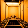 【大人数での宴会に最適！広々とした席】程良い明かりの照明と黄金色の壁が落ち着いた雰囲気を醸し出す、広々としたお座敷です。大人数でのご宴会や同窓会などに最適。足を崩してゆったりと座れるため、長時間でも快適にお過ごしいただけます。一体感のある賑やかな宴会にご利用ください。