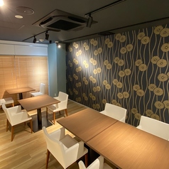 【会社宴会やご友人同士の集まりに最適】最大10名様までご利用いただけるテーブル席をご用意。落ち着いた雰囲気の店内で、周囲を気にせずゆったりとお食事をお楽しみいただけます。各種ご宴会や会食、少し特別な集まりにもおすすめです。