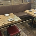 【テーブル席／全20席】会社の仲間やお友達と、店内の賑わいを感じながらわいわい！靴を脱がなくてもいいテーブル席は、気軽な飲み会にぴったり。店内入ってすぐの空間で店内の賑わいを感じながら、仲間とわいわいお楽しみください。