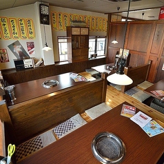【掘りごたつ席/4名様×2卓、6名様×2卓】足元をゆったり!会社の打ち上げや接待に♪靴を脱いでリラックスできる、4名様・6名様用の掘りごたつ席をご用意。背後には高い仕切りがあり、周囲の視線を気にせずお食事に集中できるため、小さなお子様連れのご家族やご友人とのお集まりにも最適!各種宴会にも最適です♪