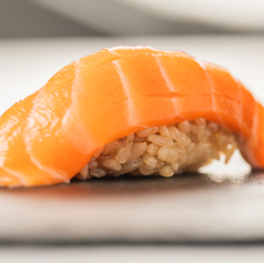 しめ鯖/ヤリイカ/サーモン/炙りサーモン/たまご/生うに/うなぎ