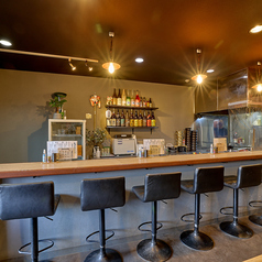 落ち着いた雰囲気のカウンター席は、一人飲みにぴったりの特等席。目の前で焼き上がる炭火焼鳥の香りを楽しみながら、気軽にゆっくり過ごせます。お酒の種類も豊富で、仕事帰りの一杯や軽い食事にも使いやすい人気の席です。