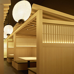 ゆったりとお食事が楽しめる半個室もございます。周囲を気にせず会話を楽しみたいカジュアルな会食や、少人数での飲み会などに最適です。