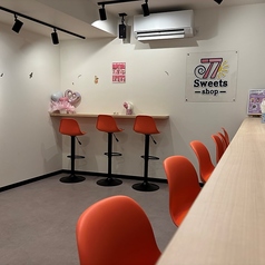 店内には、お一人様でも気兼ねなくご利用いただけるカウンター席を8席完備しております。