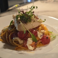 生トマトのパスタ　チキンのロースト添え