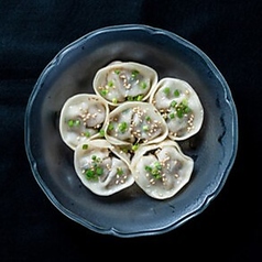 厳選素材と比率にこだわった、店内で手包みする至福の韓国餃子「マンドゥ」単品800円(税込)の写真