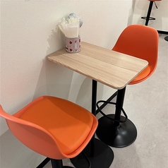 テーブル席も1卓（2席）ご用意しており、ご友人とのおしゃべりやデートの合間の休憩にも、ゆったりとお過ごしいただけます。