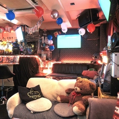 当店のソファー席は、ゆったりとくつろげる空間で、友人との楽しいひとときや特別な時間に最適です。スポーツ観戦やゲーム対戦でみんなでワイワイするもよし!カジュアルな飲み会から、誕生日や記念日のお祝いまで、さまざまなシーンに対応したソファー席です。特別なイベントに華を添えます