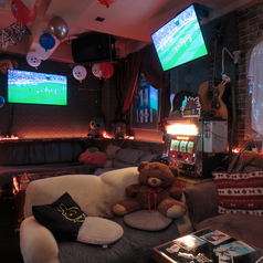 ゆったりとした配置で、快適に座れるスペースを確保しています。食事やドリンクを楽しみながら、リラックスした雰囲気でおしゃべりができます。大人数での集まりにも対応できるテーブル席は、誕生日や記念日、飲み会など、さまざまなシーンにぴったりです