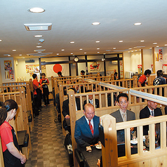 ワンフロアの広い店内には仕切りで区切られたテーブル席をご用意。ゆったりと座っていただけるベンチシート席でお食事を楽しめます。お客様のニーズに合わせたお席をご用意致します。周りを気にせず安心してお過ごしいただける快適な空間で心地よい時間をお楽しみください◎