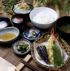彩り豊かな当店自慢の天ぷら御膳を2300円(税込)で♪
