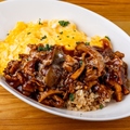 料理メニュー写真&nbsp;牛スジ肉のデミグラスチーズオムライス