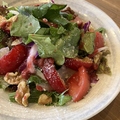 料理メニュー写真&nbsp;すももとくるみとルッコラのサラダ