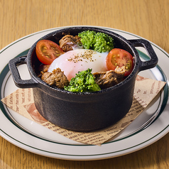 牛すじと温玉のトマト煮込み