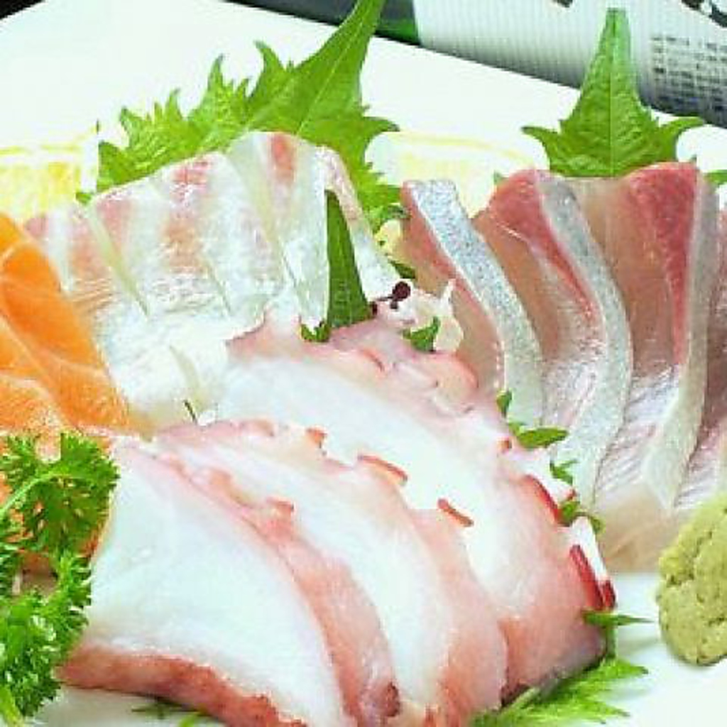 刺身4点盛り！毎朝市場から、地元に獲れた超新鮮なお魚介類をお召し上がりください！