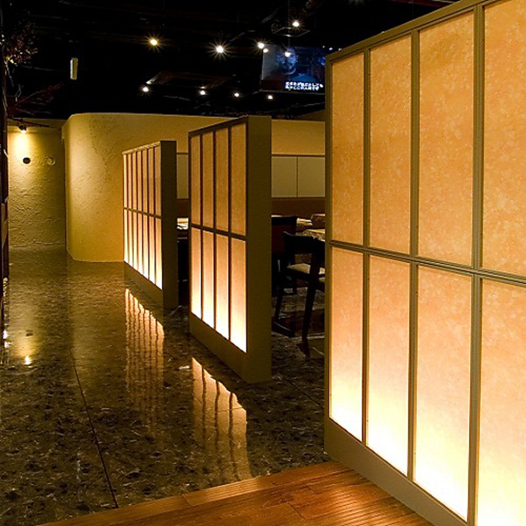 雰囲気の良い店内。個室風の店内は友達同士での飲みにぴったり♪個室は全14室有り！