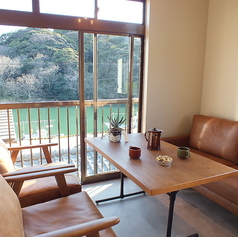 川・鹿島の森「天然記念物」が見える開放的な窓際のお席。ゆっくりお寛ぎいただけるソファー席ですので、女子会にもぴったりのお席となっております♪