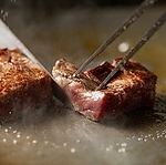 カウンター席の目の前で調理しています！鉄板焼きや野菜串が豪快に焼きあがる様子をお楽しみください