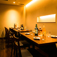 当店は、すべてのお席に扉のついた完全個室をご用意しております。周囲を気にすることなく、お客様だけのプライベートな空間で、ゆったりとお寛ぎいただけます。デートや接待など、大切な方とのお集まりに最適です。心ゆくまでリラックスしたひとときをお過ごしください。