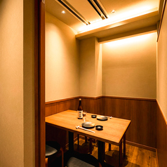 落ち着いた個室でゆったりと♪早い者勝ちの人気席！上野横丁 上野店では、落ち着いた個室席をご用意しております。個室は早い者勝ちの人気席で、ゆったりとお酒やお食事を楽しみたい方にぴったりです。プライベートな空間で、大切な方との特別な時間をお過ごしください。皆さまのご来店を心よりお待ちしております。