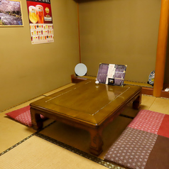 小さなお子さん連れのお客様も安心!座敷席はお子さんが座りやすく、ご家族皆様でリラックスしてお食事を楽しめます。温かみのある雰囲気の中で、美味しい料理を囲んで、思い出に残る家族のひとときをお過ごしください。