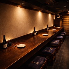 【カウンター席は特等席◎】木のぬくもりが感じられるカウンター席は、落ち着いた雰囲気の中でまるで隠れ家のようなひとときを演出。目の前で焼き上げられる串を眺めながら、大将との気さくな会話に癒される時間は格別♪おひとり様やしっぽり飲みたい方に特におすすめです!